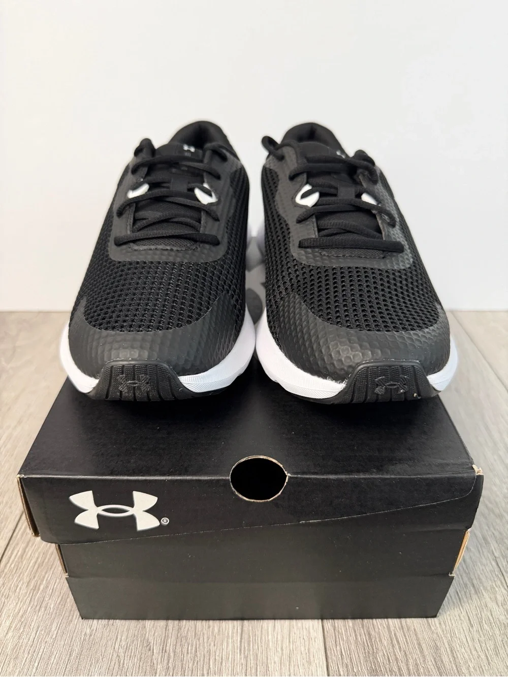 Under Armour Surge Men’s Black and White Running Shoes Size 10 New